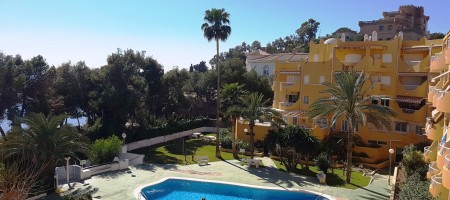 Apartamento en primera linea de mar con piscina y aire acondicionado.