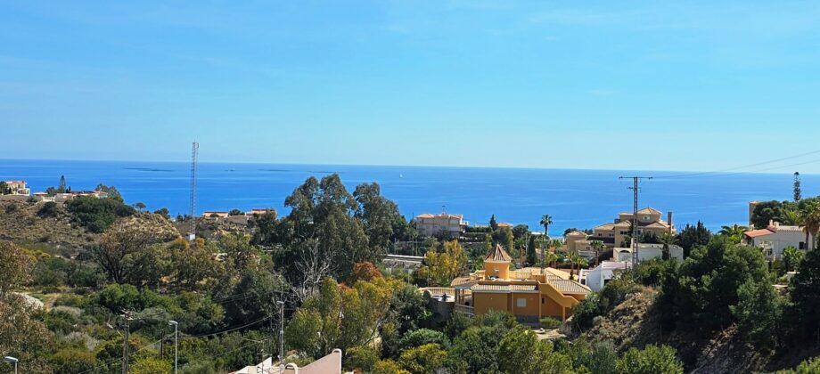 Bungalow in Coveta Fuma with sea views.