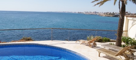 Villa de lujo con piscina en primera línea de mar en Coveta Fuma Villa de lujo con piscina en primera línea de mar en Coveta Fuma