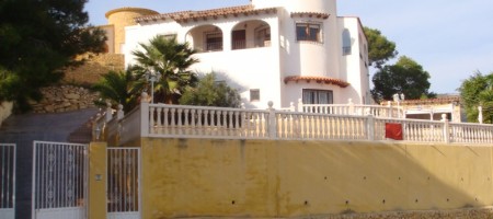 Villa con piscina y vistas al mar en Campello.