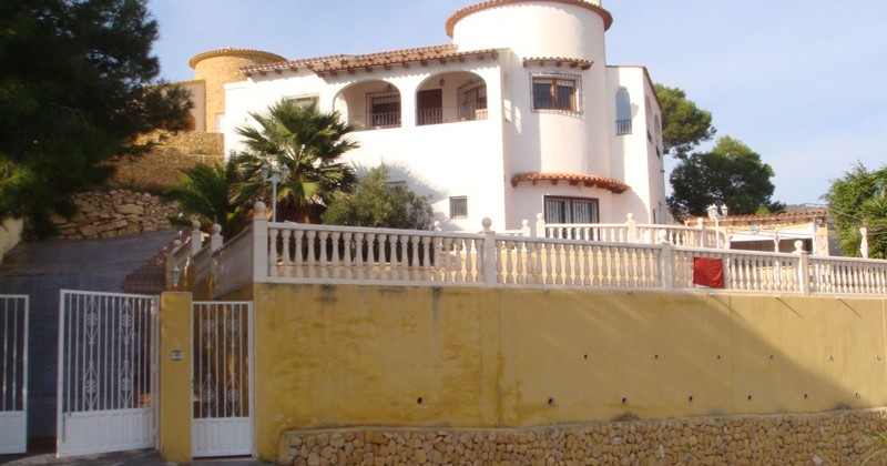 Villa con piscina y vistas al mar en Campello.