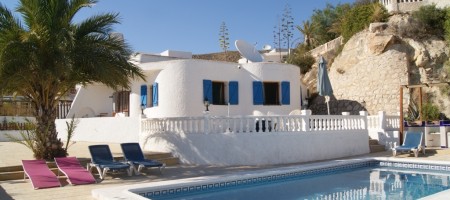 Villa con piscina, Air-co. y vistas al mar en Coveta Fuma Campello.