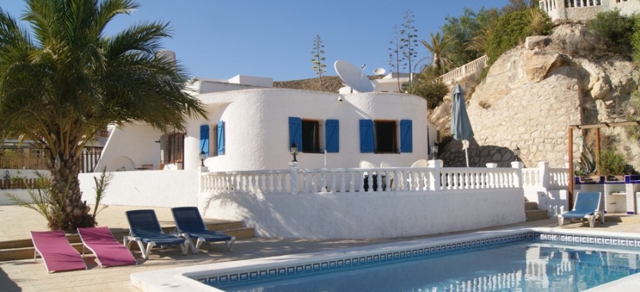 Villa con piscina, Air-co. y vistas al mar en Coveta Fuma Campello.