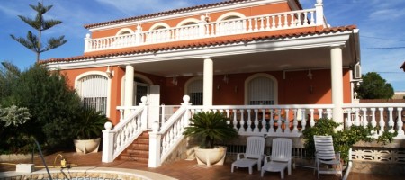 Villa con piscina y vistas al mar en Campello.