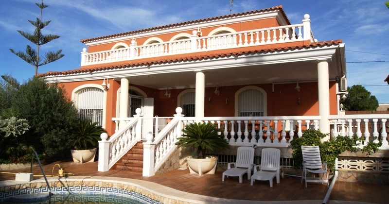 Villa con piscina y vistas al mar en Campello.