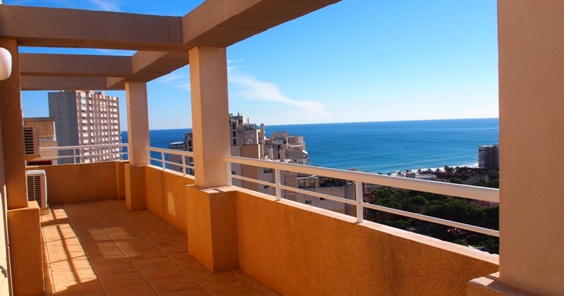 Penthouse with nice sea-views in Playa de Muchavista-Campello.