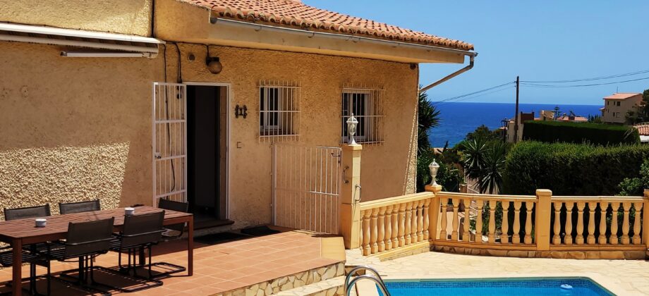 Villa en Coveta Fuma con piscina y vistas al mar.